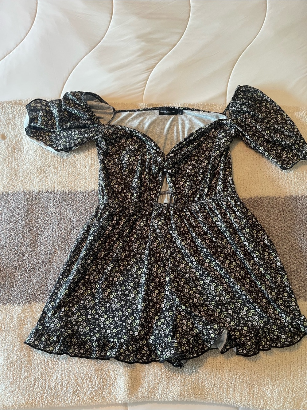 PrettyLittleThing Black Floral Puff-Sleeve Romper - size 8